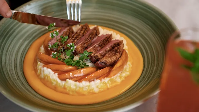 Gourmet-Entenbrust auf Risotto mit Karotten, Kräutern und cremiger Orangensauce